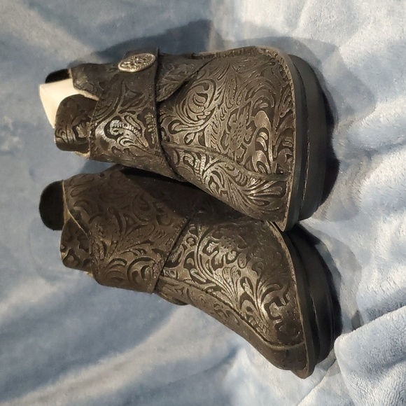 Alegria NWOT black tooled leather floral ankle boot